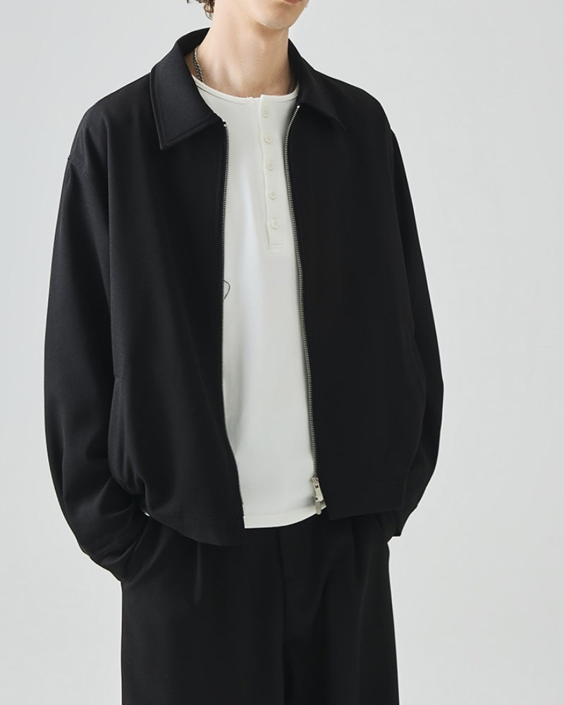 Minimalistische Reißverschlussjacke